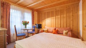 TV a/nebo společenská místnost v ubytování Chalet Kisseye by Zermatt Premium Apartments
