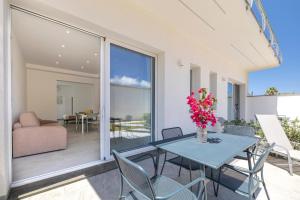 a dining room with a table and chairs at Case Vacanza Loria in Castelluzzo