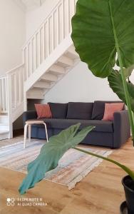 - un salon avec un canapé bleu et un escalier dans l'établissement נענע, à Keshet