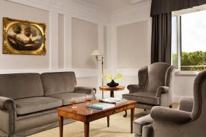 un soggiorno con divano, 2 sedie e tavolo di Hotel Splendide Royal - The Leading Hotels of the World a Roma