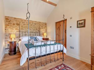 A bed or beds in a room at 1 Bed in Beaminster 94405