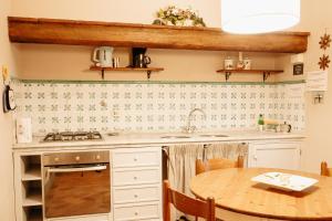 A cozinha ou kitchenette de La Pescaia Casa Vacanza