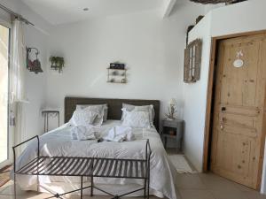 Un pat sau paturi într-o cameră la La Thomalie +35 fotografii