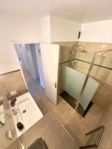 キャヴァレール・シュル・メールにあるAppartement 2 pièces Cavalaire sur Mer 60m2のバスルーム(ガラス張りのシャワー、トイレ付)