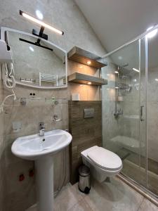 uma casa de banho com um lavatório, um WC e um chuveiro em 10 KEYS Boutique Hotel em Borjomi