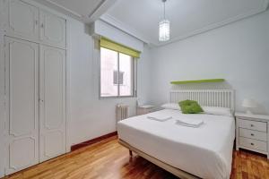 パンプローナにあるCamino Pamplona 3 by Clabaoの白いベッドルーム(ベッド1台、窓付)