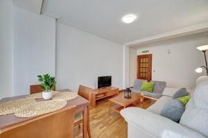 Μια τηλεόραση ή/και κέντρο ψυχαγωγίας στο Camino Pamplona 3 by Clabao