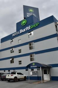 Hotel Buriti Shop في غويانيا: فندق فيه سيارات تقف امامه
