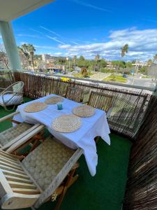 een tafel en stoelen op een balkon met uitzicht bij Riviera’s Soul in Antibes