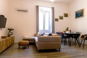 ein Wohnzimmer mit einem Sofa und einem Tisch in der Unterkunft City center apartment Azura Vista in Poreč