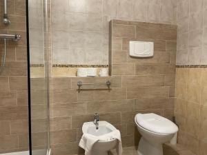 un bagno con wc e box doccia di VILLETTA 8 - Premium Villas a Giulianova Altre 14 foto