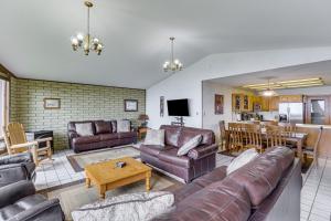 Posezení v ubytování Flathead Lake Views Scenic and Spacious Retreat!