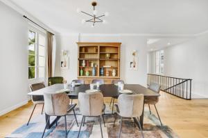 una sala da pranzo con tavolo e sedie di Villa Léon - Centre Cannes - 4 chambres - Clim a Cannes
