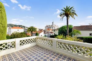 balcone bianco con vista sulla città di Villa Léon - Centre Cannes - 4 chambres - Clim a Cannes
