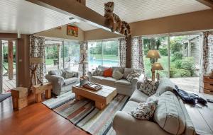 a living room with a couch and a table at Stunning Home In Seignosse in Seignosse