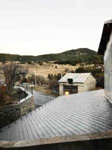 una vista del tetto di una casa con una strada di Maison de montagne proche des Angles a La Llagonne Altre 10 foto