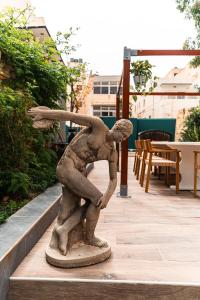 セントジュリアンズにあるSuite 4 at Palazzo Seraphim Boutique living in St Juliansのパティオで踊っている人の像 +14枚の写真
