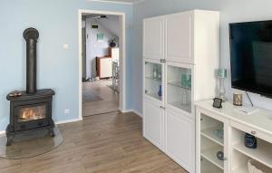 Televisyen dan/atau pusat hiburan di Lovely Apartment In Nowe Warpno