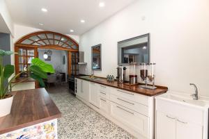 Kuchyň nebo kuchyňský kout v ubytování Suite 2 at Palazzo Seraphim Boutique living in St Julians