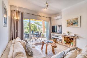 ein Wohnzimmer mit einem Sofa und einem Kamin in der Unterkunft Ideal Property Mallorca - Marvi in Alcúdia