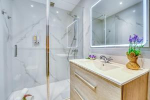 un bagno con lavandino e doccia di Ideal Property Mallorca - Marvi a Alcudia Altre 20 foto
