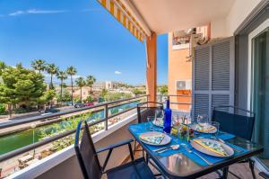 einen Tisch und Stühle auf einem Balkon mit Aussicht in der Unterkunft Ideal Property Mallorca - Marvi in Alcúdia