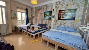 Dos niños en las camas de un dormitorio en H2 homestay phố cổ check in tự động, en Hanói