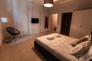 TV a/nebo společenská místnost v ubytování Suite 2 at Palazzo Seraphim Boutique living in St Julians