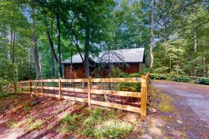 Φωτογραφία από το άλμπουμ του Bear Necessity Cabin σε Hiawassee