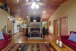 Μια τηλεόραση ή/και κέντρο ψυχαγωγίας στο Bear Necessity Cabin