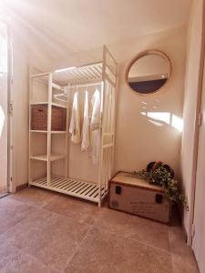 Habitación con armario blanco y espejo. en Lou Pitchoun, en Saint-Aygulf