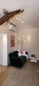 Una sala de estar con un sofá negro y una cama. en Lou Pitchoun, en Saint-Aygulf 18 fotos más