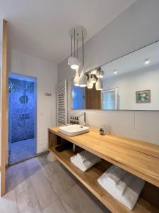 uma casa de banho com um lavatório e um espelho em Chipibeach, Hostal Boutique em Chipiona