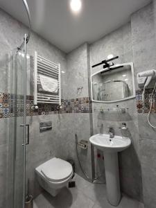 Bilik mandi di 10 KEYS Boutique Hotel
