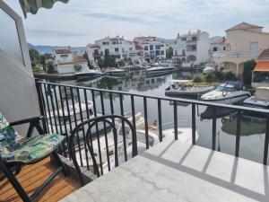 einen Balkon mit Blick auf einen Yachthafen mit Booten in der Unterkunft 408-apartamento vistas canal in Empuriabrava