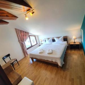sypialnia z dużym białym łóżkiem w pokoju w obiekcie Vila De la Lugas w mieście Oradea
