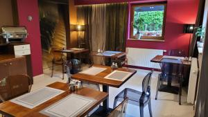 a restaurant with tables and chairs and a window at Villa Melodia in Świnoujście