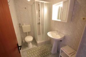 Koupelna v ubytování One-Bedroom Apartment Crikvenica 14