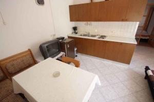 Kuchyň nebo kuchyňský kout v ubytování One-Bedroom Apartment Crikvenica 14