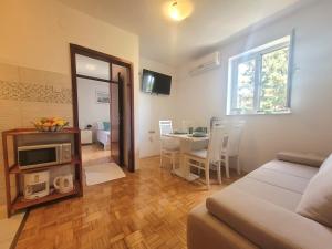 sala de estar con cama y comedor en Apartments Blazevic, en Omišalj