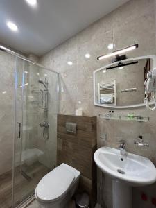 Bilik mandi di 10 KEYS Boutique Hotel