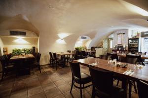 een eetkamer met tafels en stoelen in een restaurant bij Wellness Hotel Republika 24 Apartments in Pilsen
