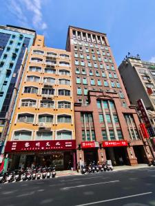 台北市にある日初青旅 Sundaily Hostel 北車の大きな建物