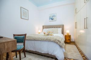 - une chambre avec un lit, une table et des chaises dans l'établissement Menemar Suite & Apt, By IdealStay Experience, à Agios Nikolaos