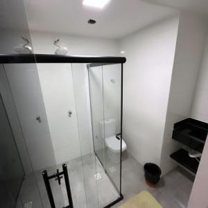 努可利歐班代蘭蒂的住宿－Nasser Hotel Aeroporto，浴室设有玻璃淋浴间和卫生间