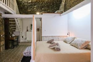 1 dormitorio con 1 cama con 2 toallas en Alojamiento Rural Can Picas, en Cantallops