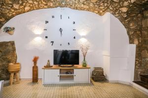 TV a/nebo společenská místnost v ubytování Alojamiento Rural Can Picas
