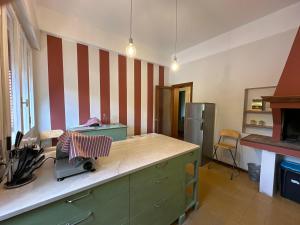 Кухня или мини-кухня в Room & Breakfast D'Annunzio
