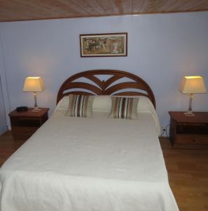 - une chambre avec un grand lit blanc et deux lampes dans l'établissement Maison typique Basque en pleine campagne, à Saint-Pée-sur-Nivelle