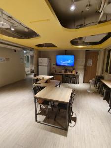 Sjónvarps- og/eða afþreyingartæki á 日初青旅 Sundaily Hostel 北車